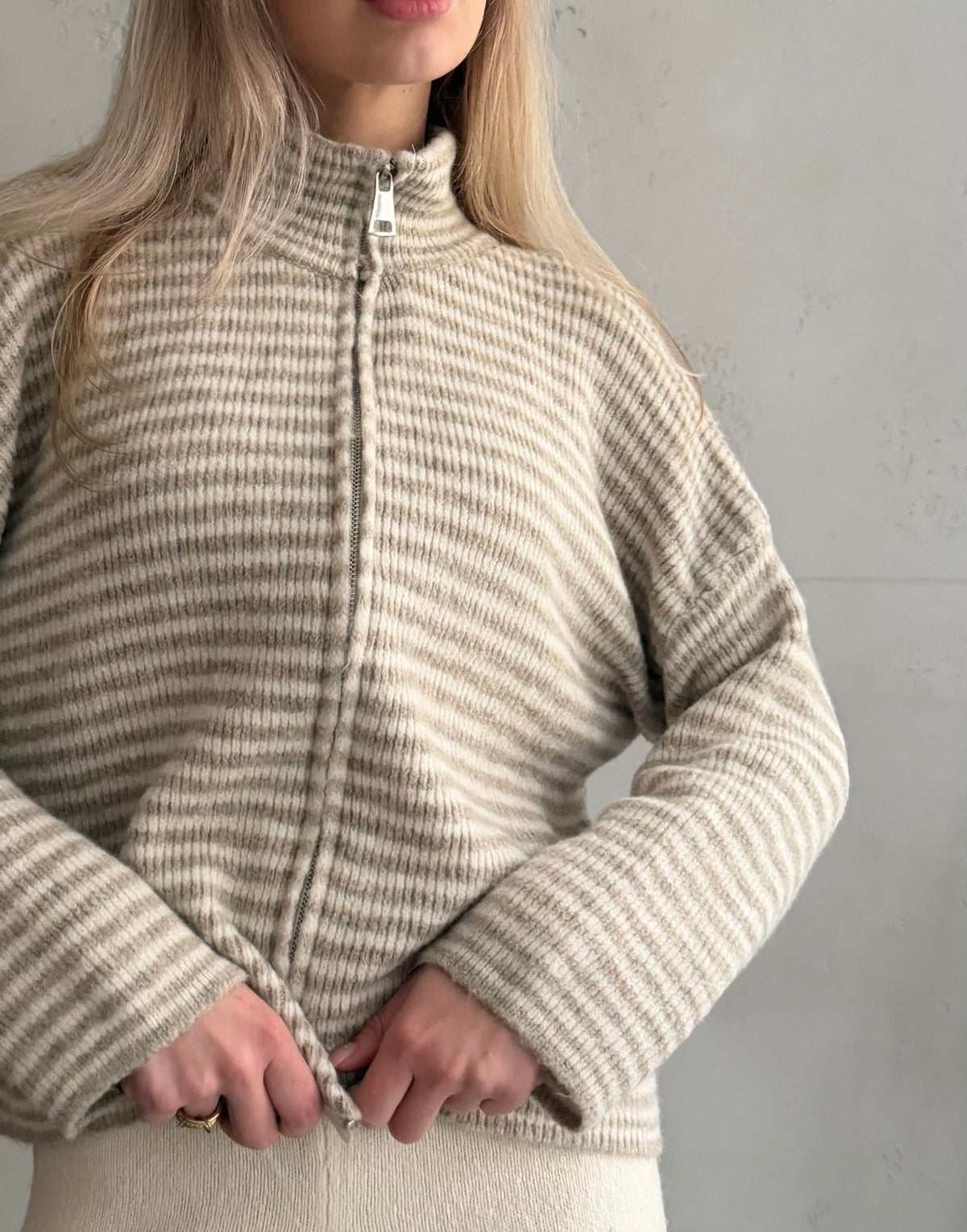 Gestreifte Strickjacke mit Reißverschluss & Stehkragen - Switch - Fashion