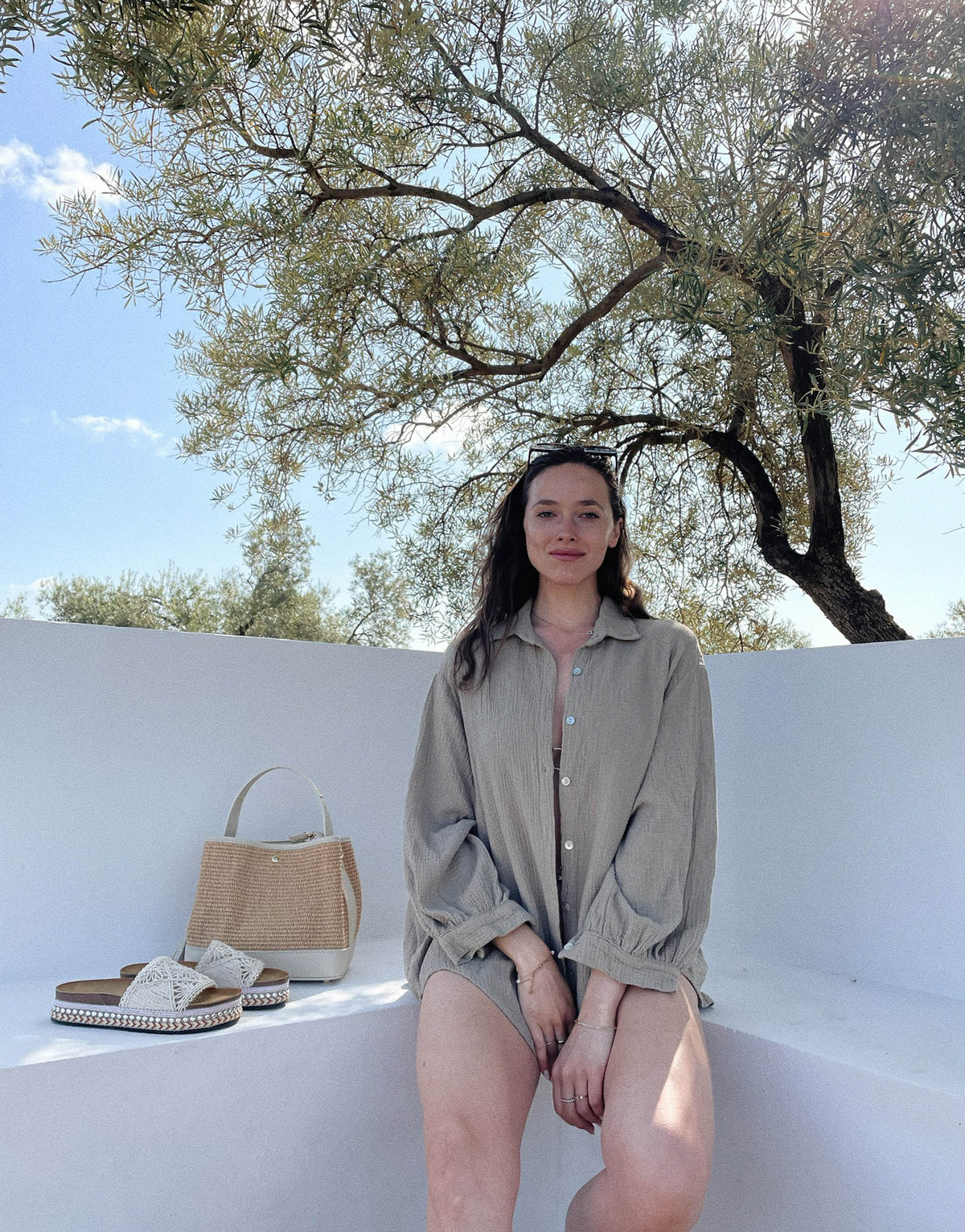 Kurze Musselinbluse in Oliv