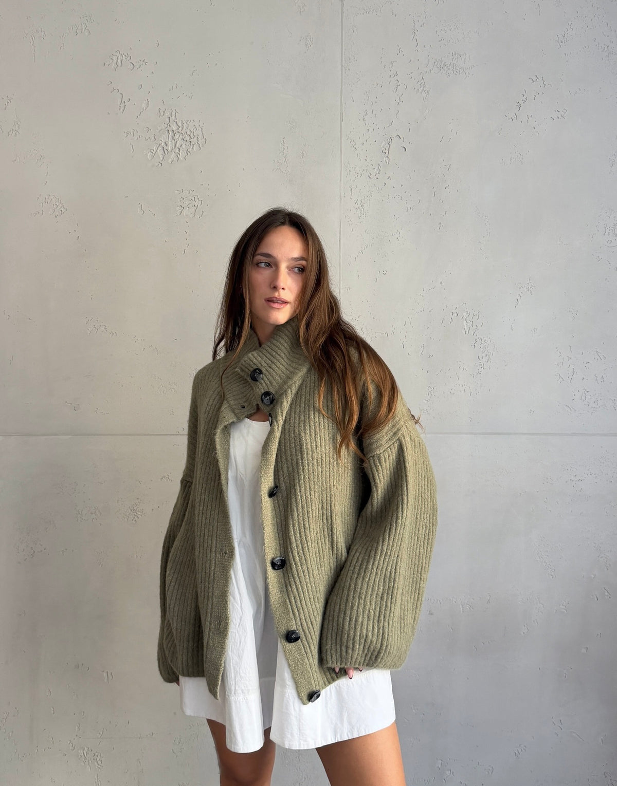 Lange Alpaka-Strickjacke mit großen Knöpfen