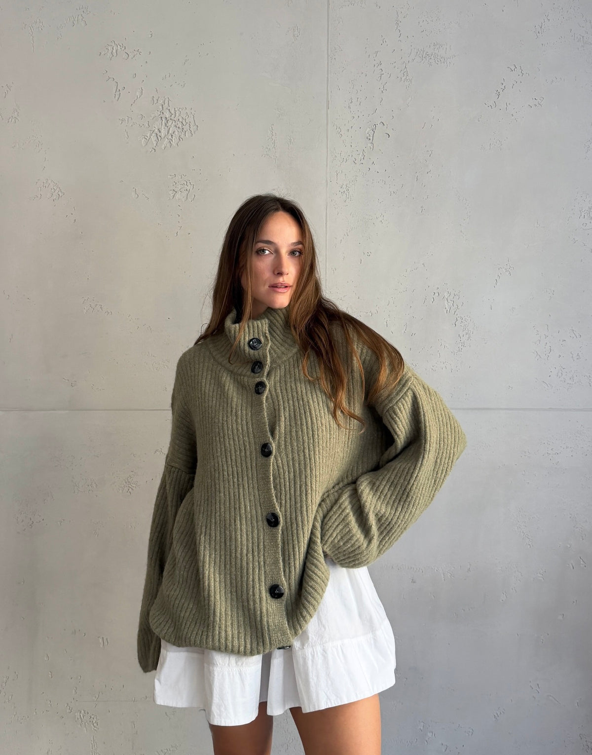 Lange Alpaka-Strickjacke mit großen Knöpfen