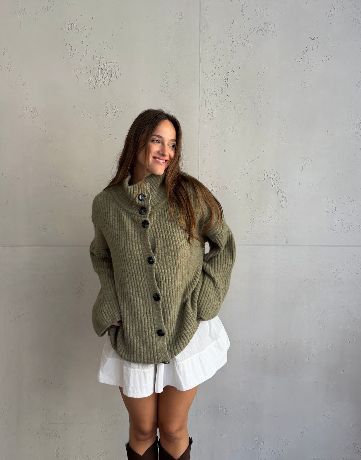 Lange Alpaka-Strickjacke mit großen Knöpfen