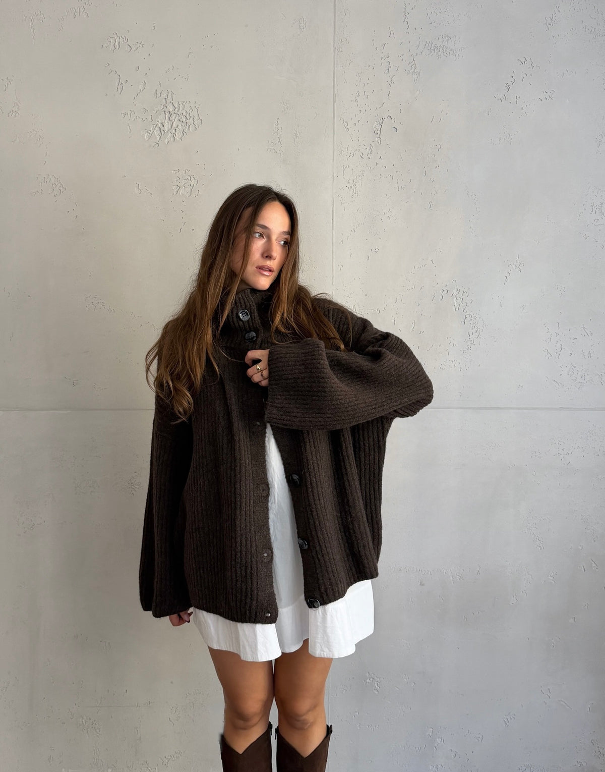 Lange Alpaka-Strickjacke mit großen Knöpfen