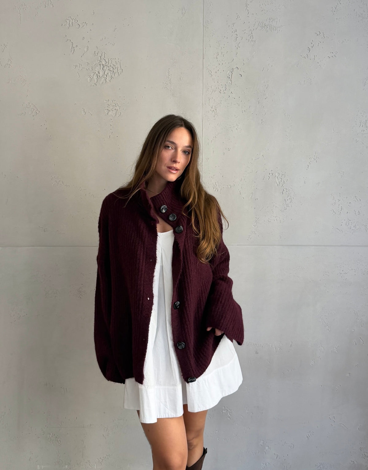 Lange Alpaka-Strickjacke mit großen Knöpfen