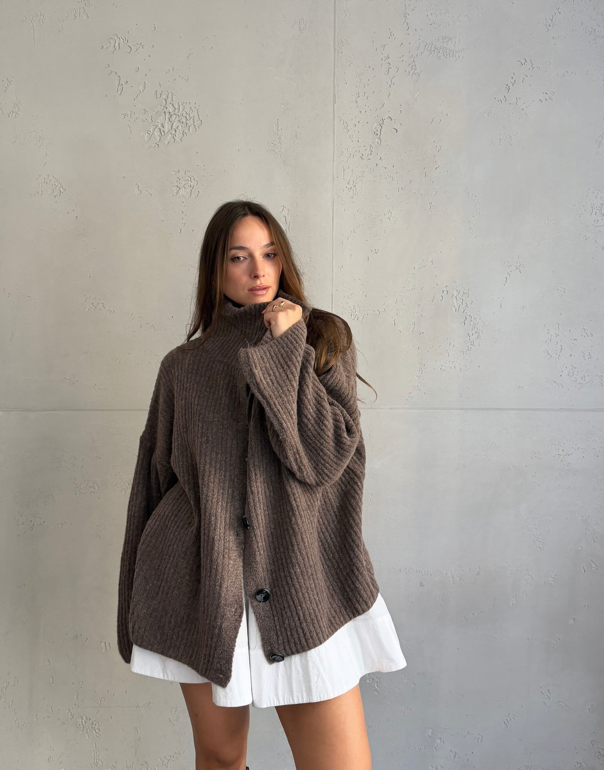 Lange Alpaka-Strickjacke mit großen Knöpfen