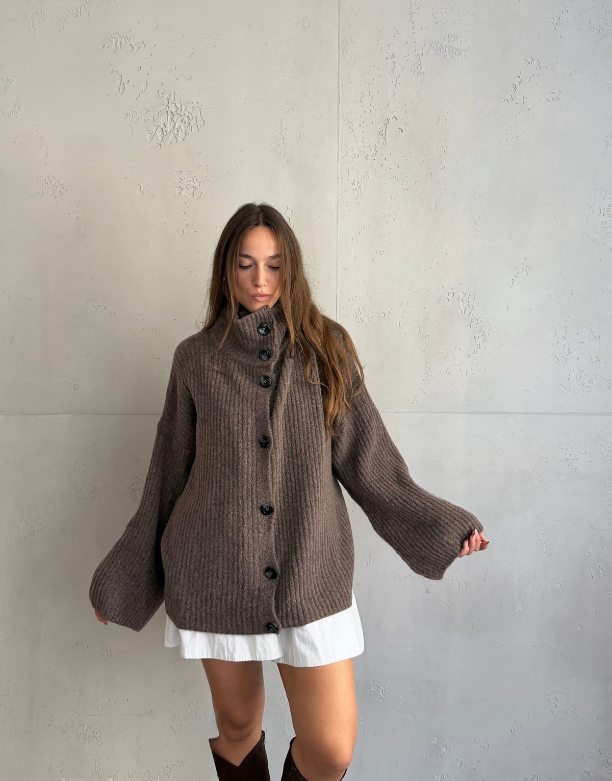 Lange Alpaka-Strickjacke mit großen Knöpfen