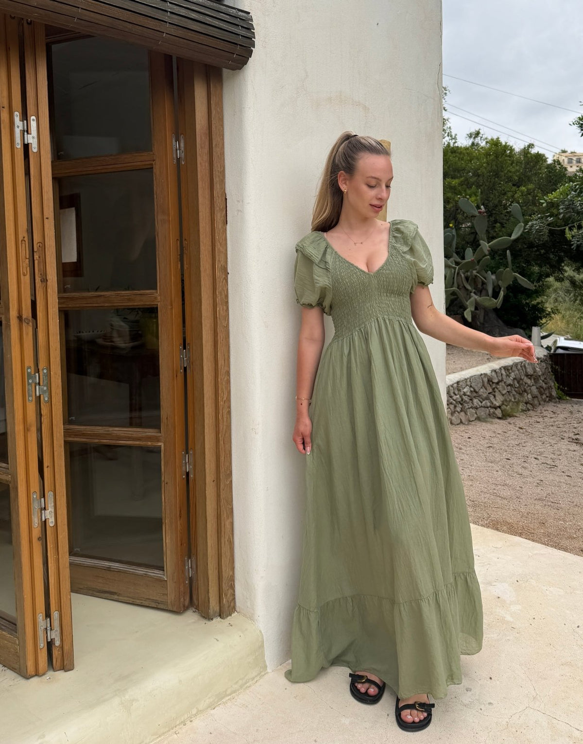 Baumwoll Maxikleid mit Kurzarm & Gummibund – Uni in Khaki - Switch-Fashion