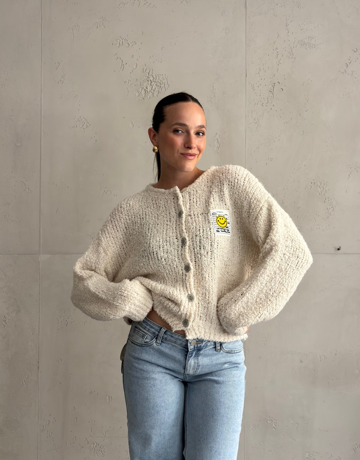 Boucle Strickjacke mit Smiley Patch - Front