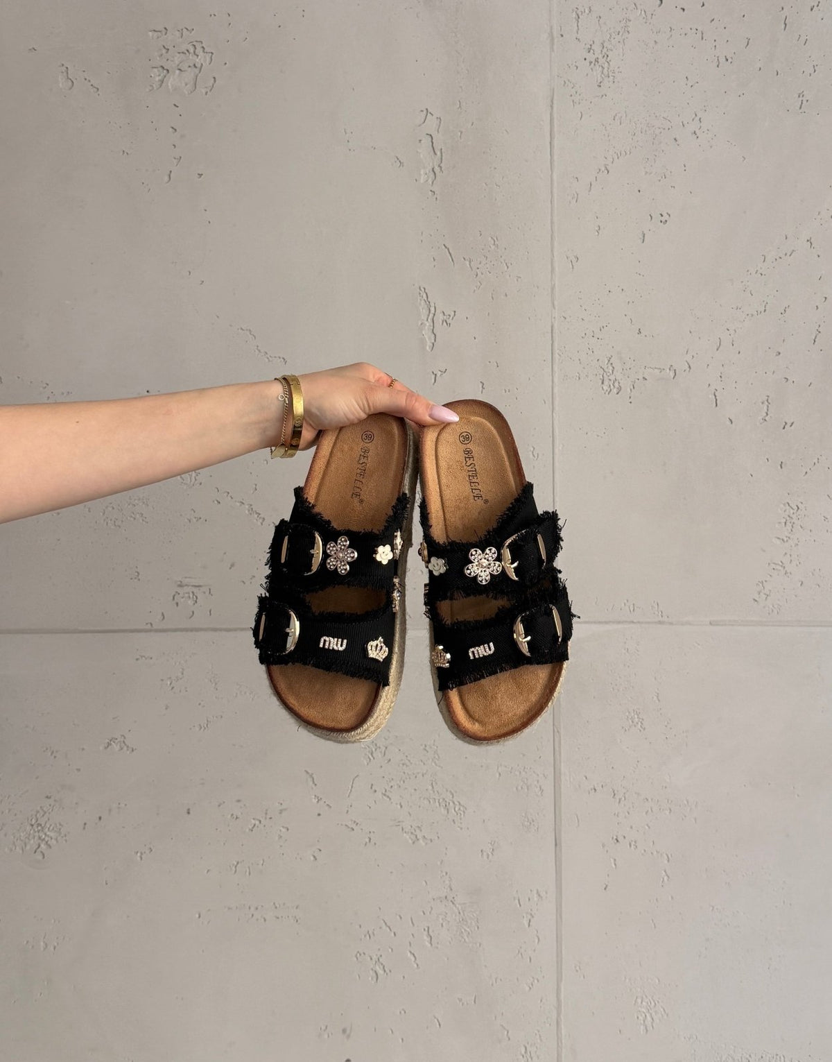 Canvas - Schlappen mit Charms und ausgefransten Riemen - Switch - Fashion