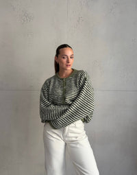 Feingestreifte Strickjacke mit Knöpfen
