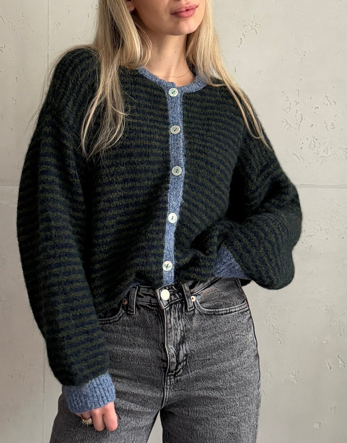 Feingestreifte Strickjacke mit Knöpfen - Switch - Fashion