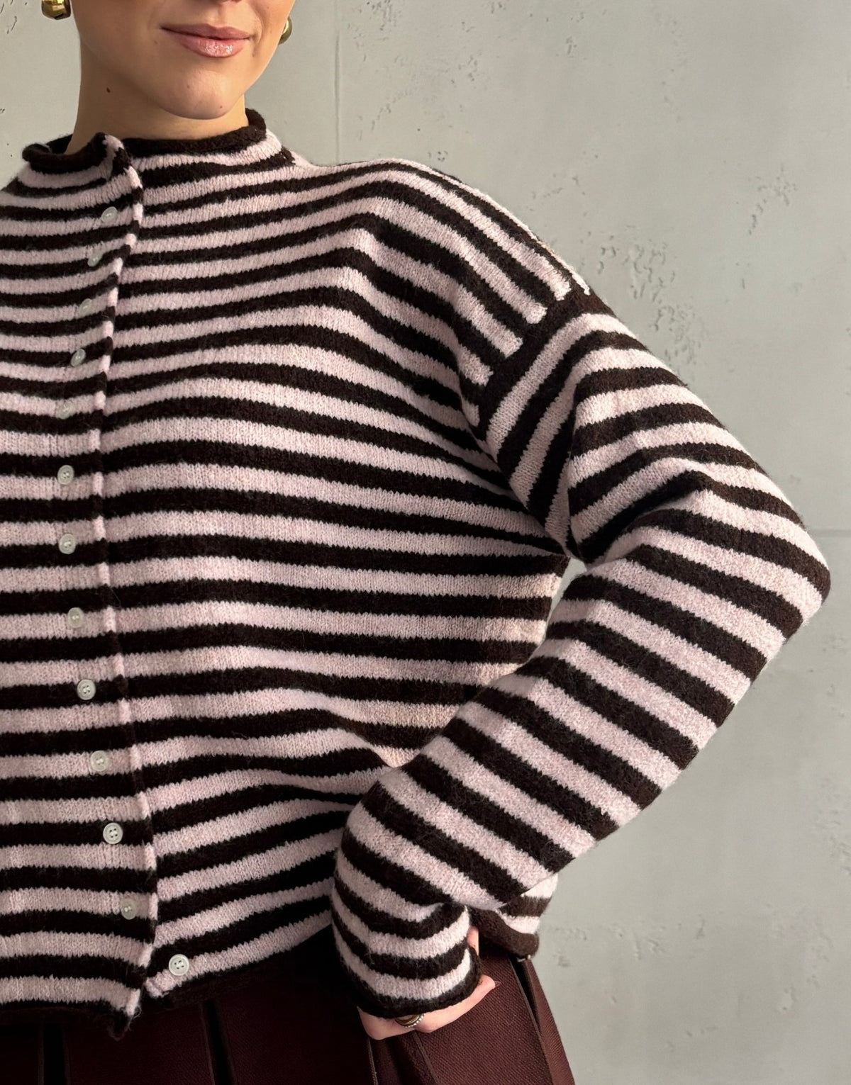 Gestreifte Strickjacke mit Stehkragen - Knöpfe