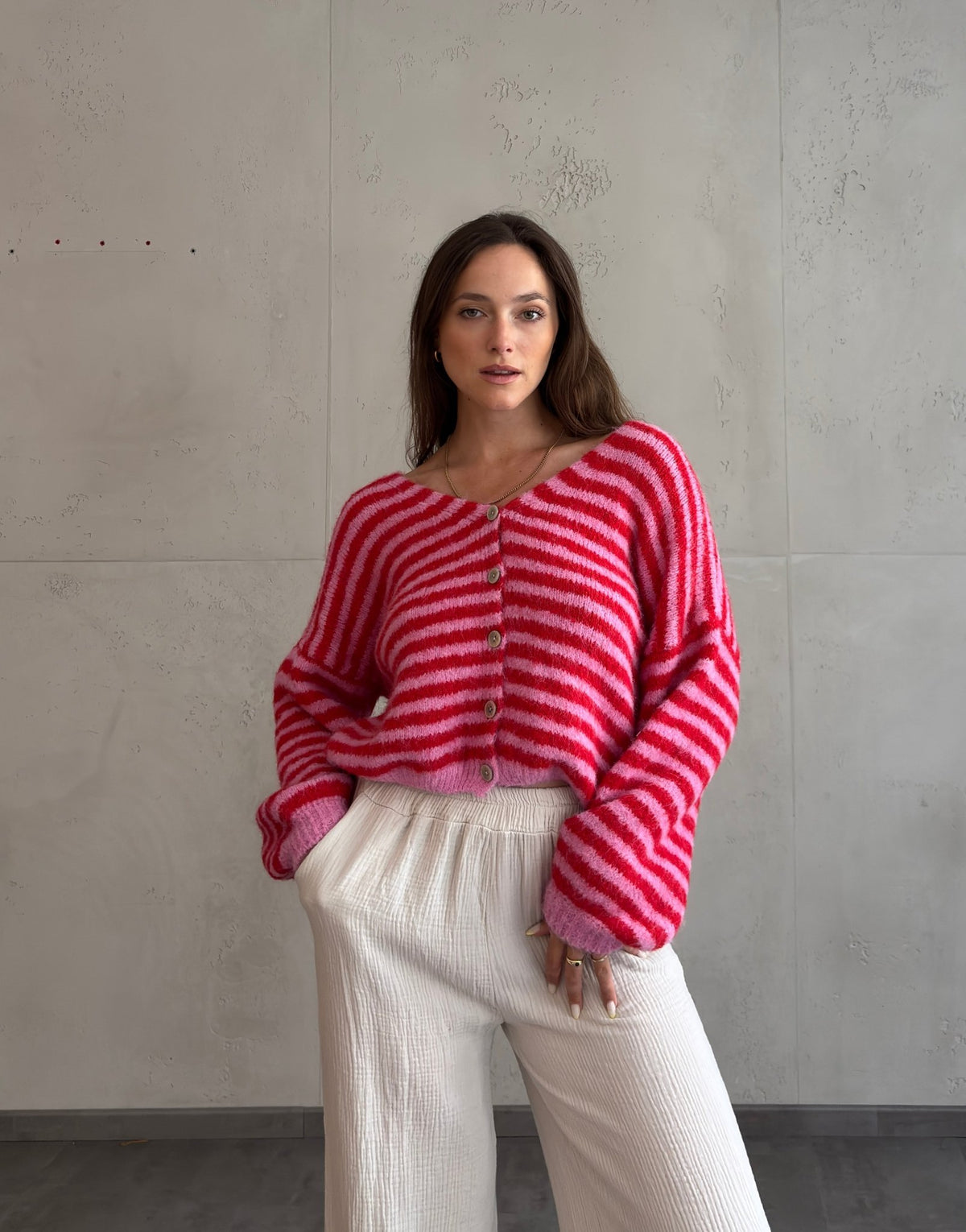 Gestreifte Strickjacke mit V-Ausschnitt
