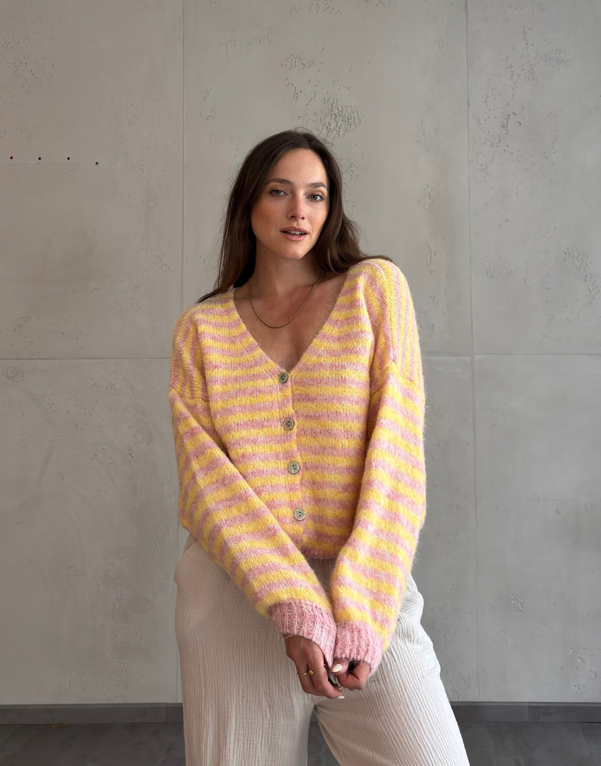 Gestreifte Strickjacke mit V-Ausschnitt