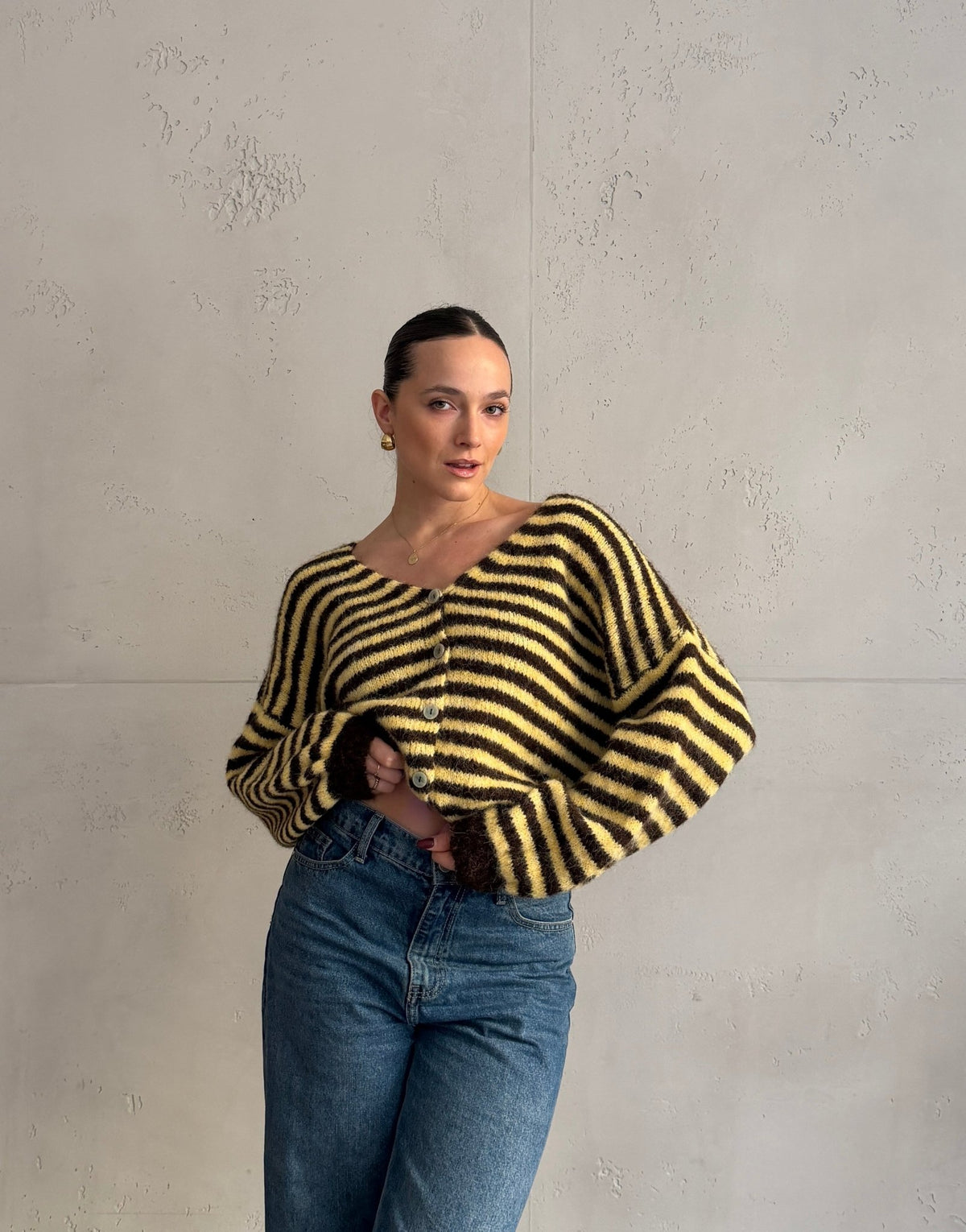 Gestreifte Strickjacke mit V-Ausschnitt - Hauptfoto