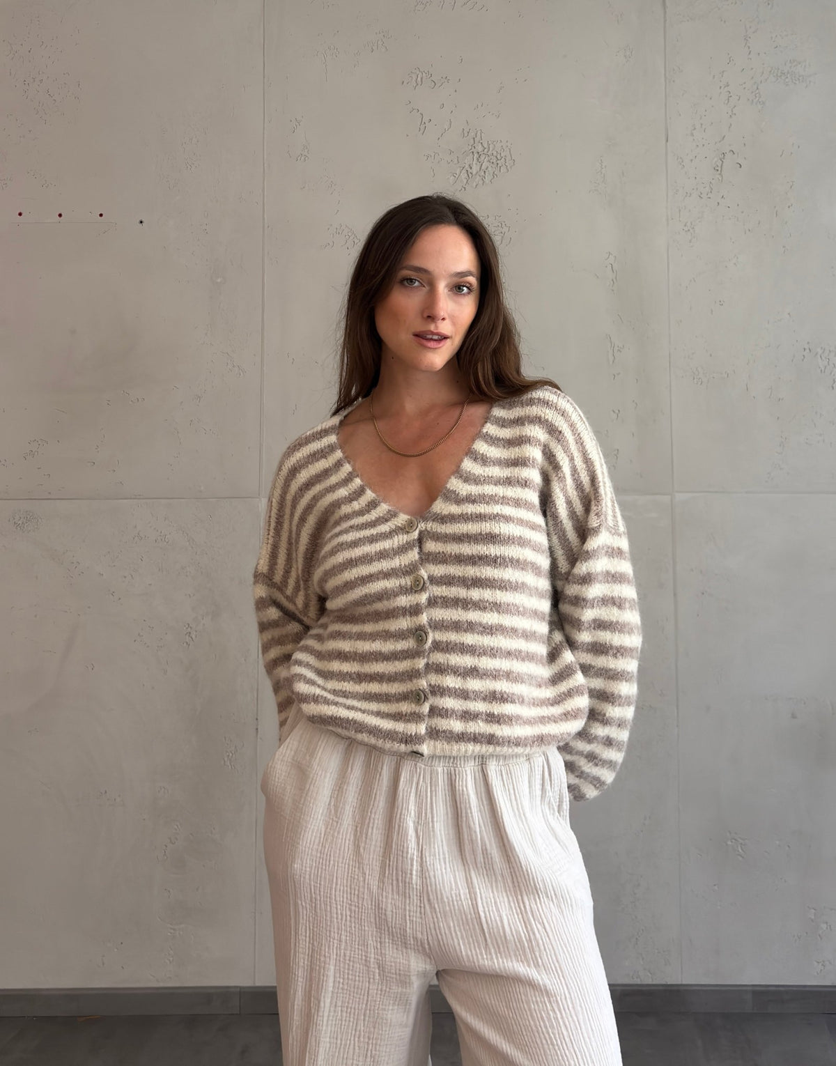 Gestreifte Strickjacke mit V-Ausschnitt