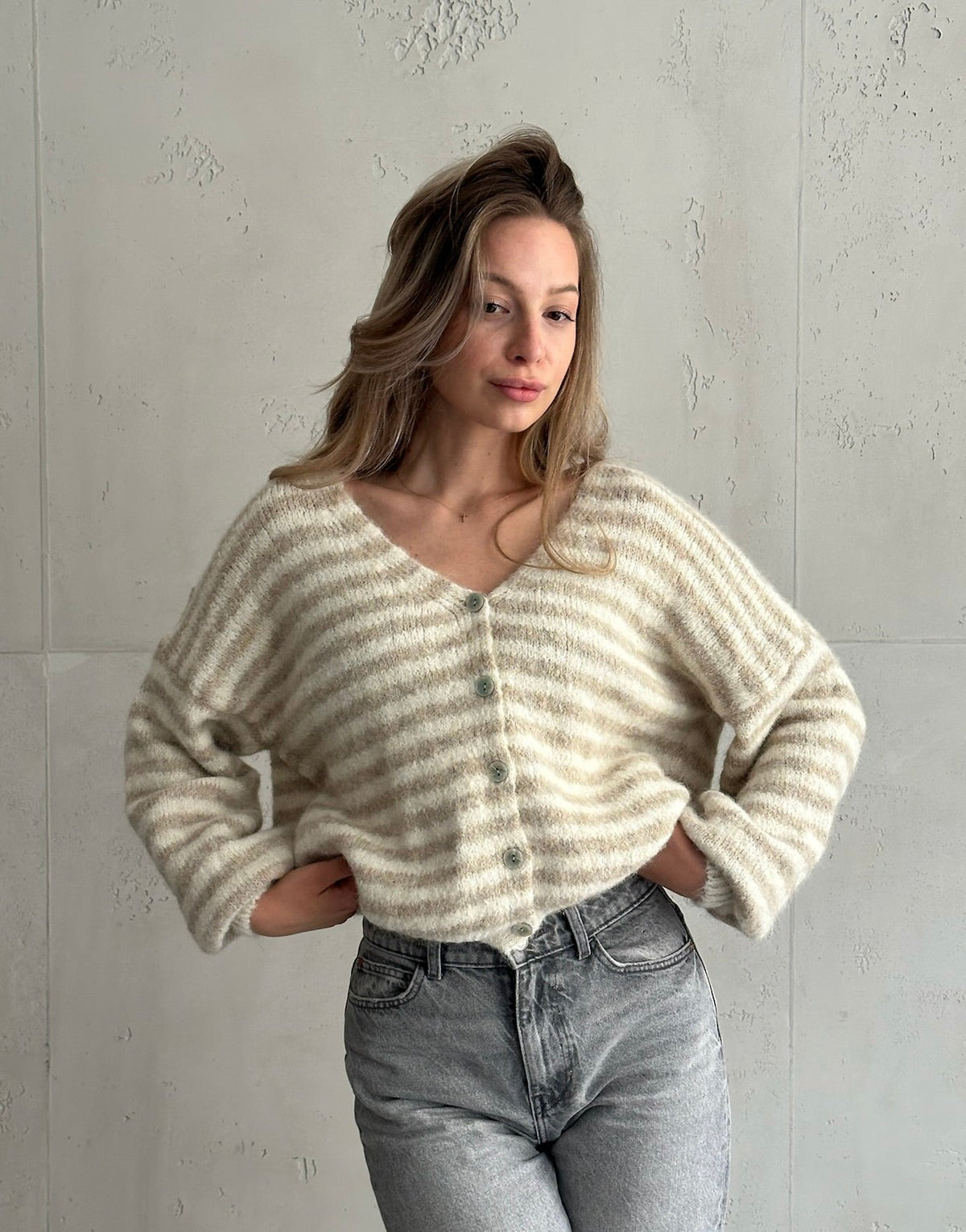 Gestreifte Strickjacke mit V-Ausschnitt - Farbe
