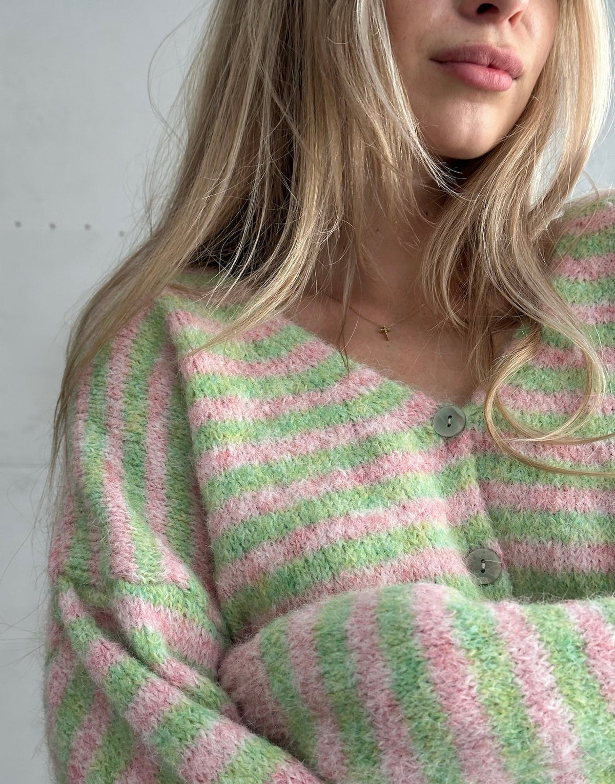 Gestreifte Strickjacke mit V-Ausschnitt - Detail 2