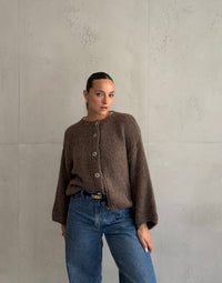 Grobgestrickter Cardigan mit großen Knöpfen
