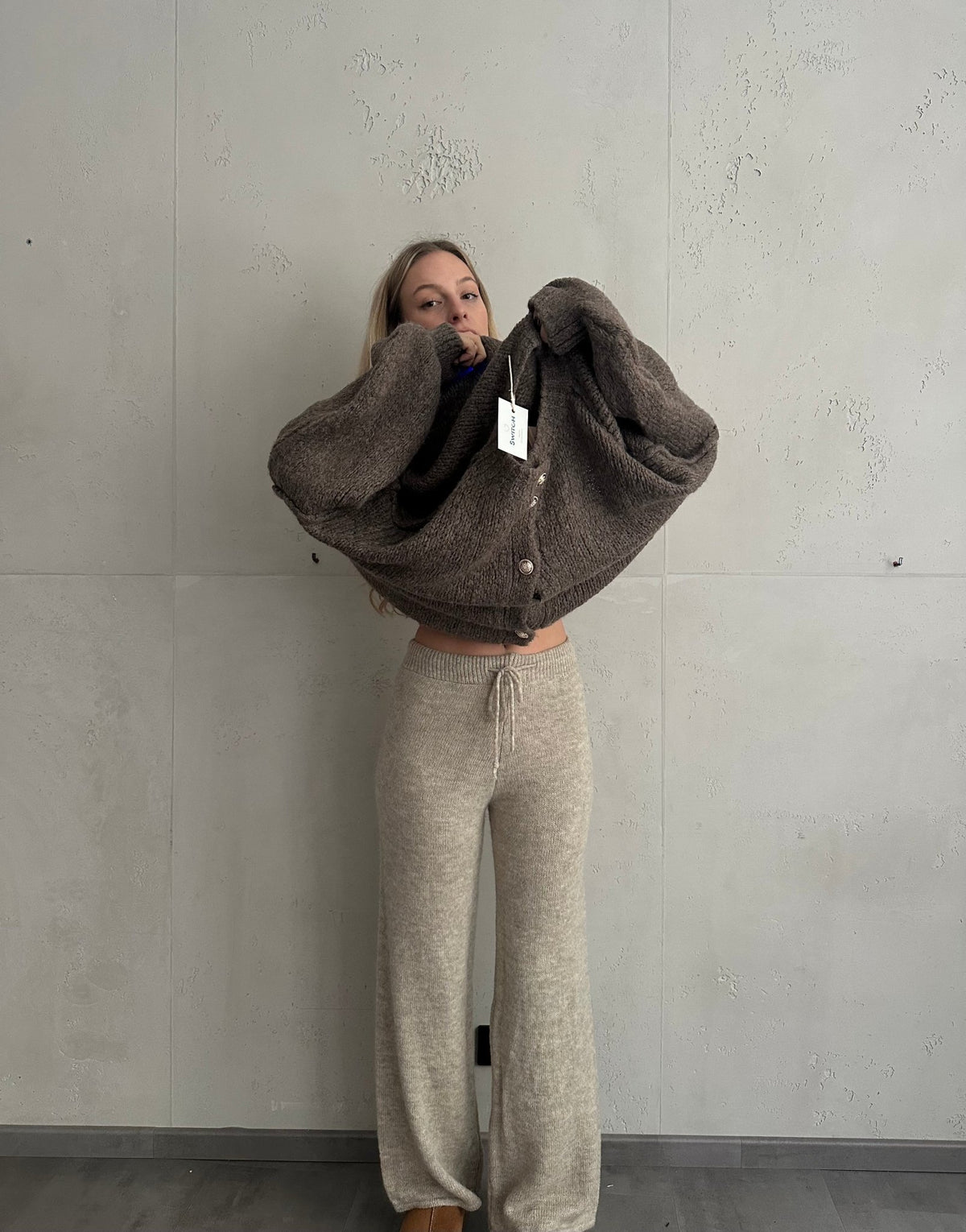 Kurze Strickjacke mit goldenen Knöpfen