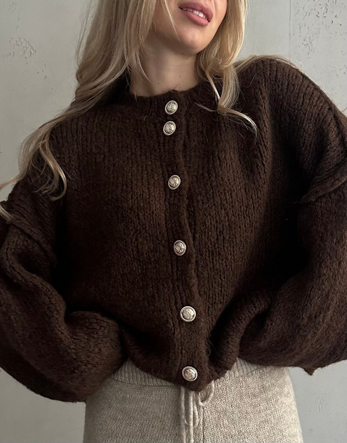 Kurze Strickjacke mit goldenen Knöpfen - Knöpfe