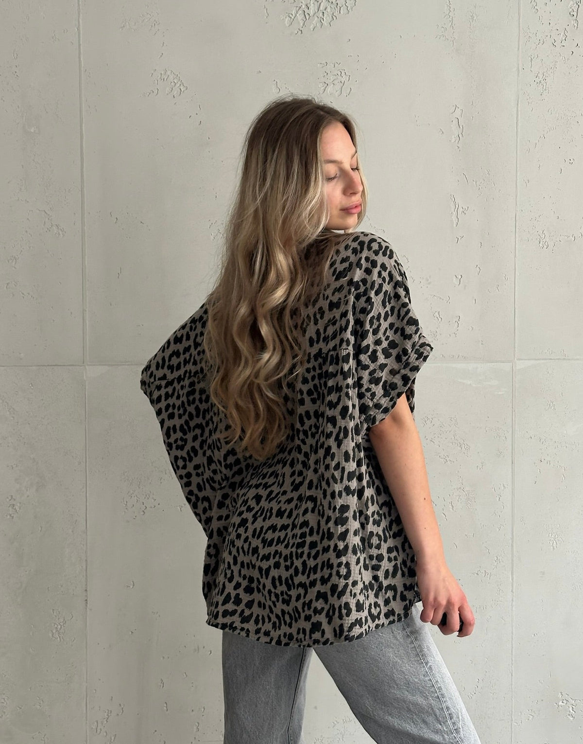 Oversize Leo Musselin Bluse mit kurzen Ärmeln