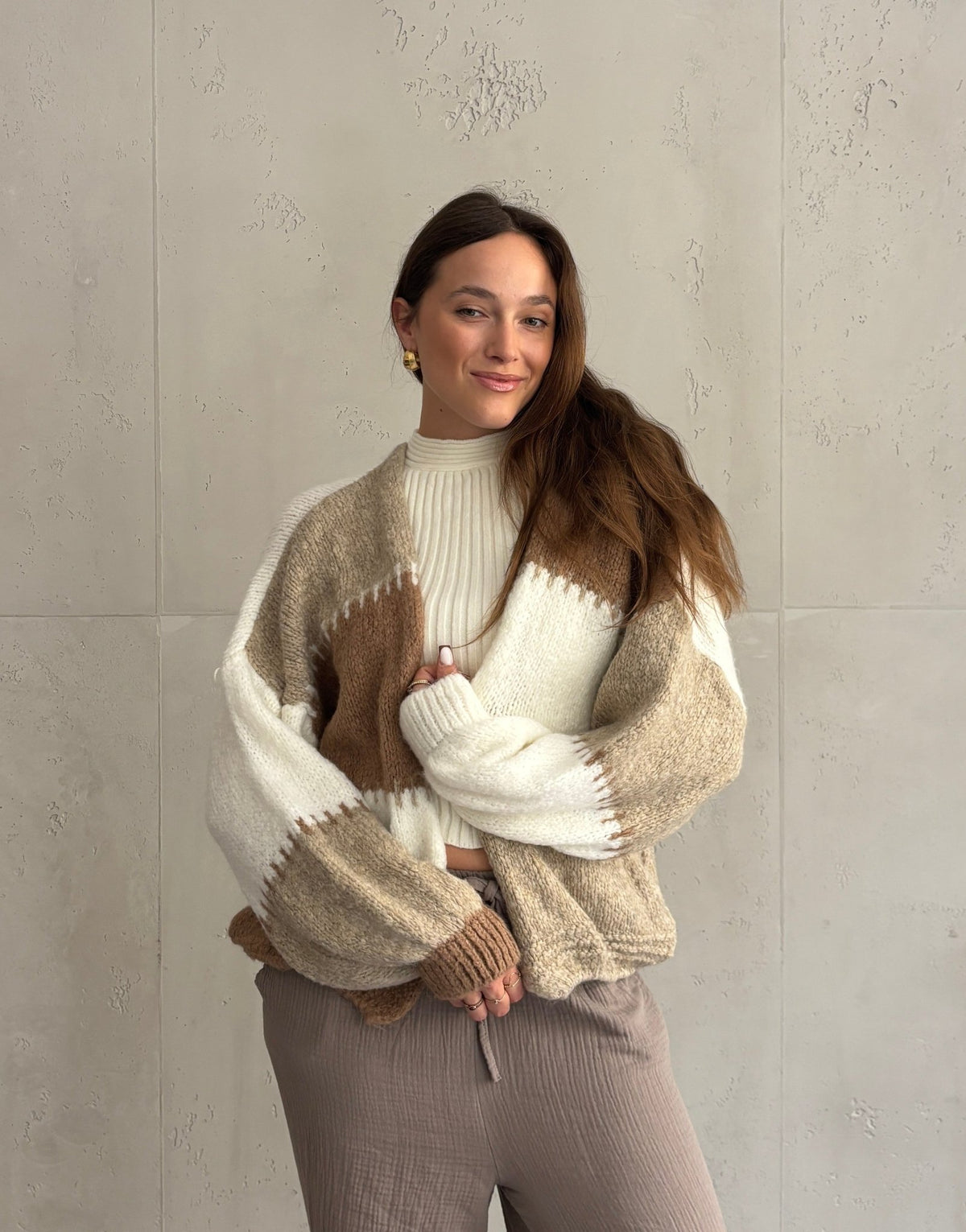 Strickjacke mit Kontrastnaht - Colorblock in Weiß · Beige · Braun - Vorderansicht