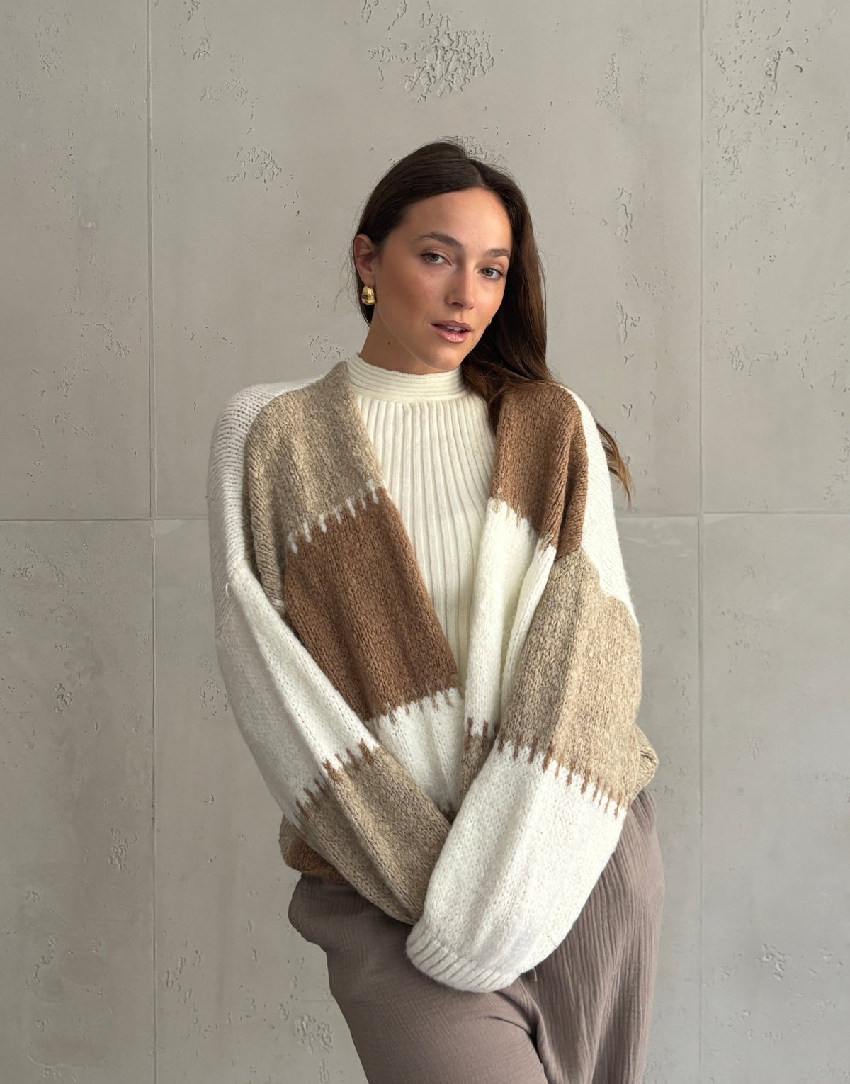 Strickjacke mit Kontrastnaht - Close-up 1